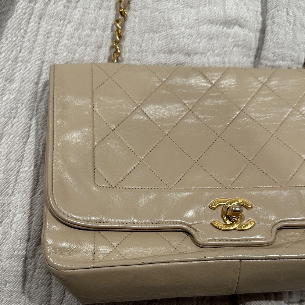 CHANEL Beige Quilted Shoulder Bag with Gold Chain - Picture 5 of 16